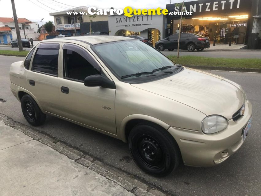 Chevrolet CORSA 1.0 MPFI CLASSIC SEDAN LIFE 8V FLEX 4P MANUAL - Loja